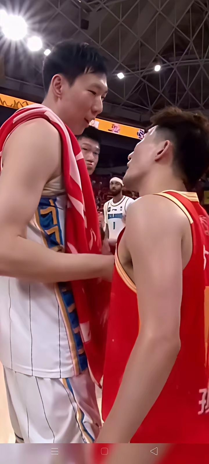 球迷们热情支持自己钟爱的篮球明星 球迷们热情支持自己钟爱的篮球明星