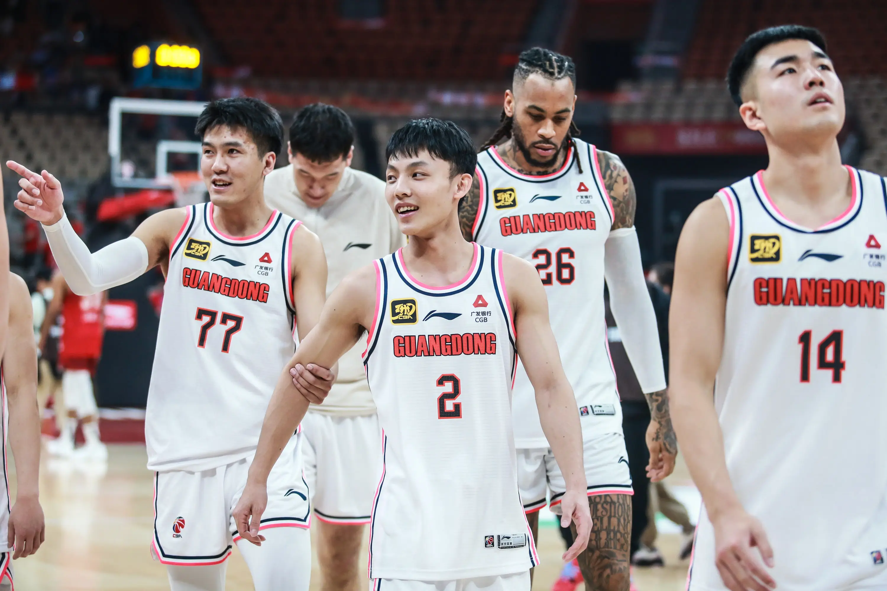 包含广东男篮轻松击败对手，领跑积分榜的词条