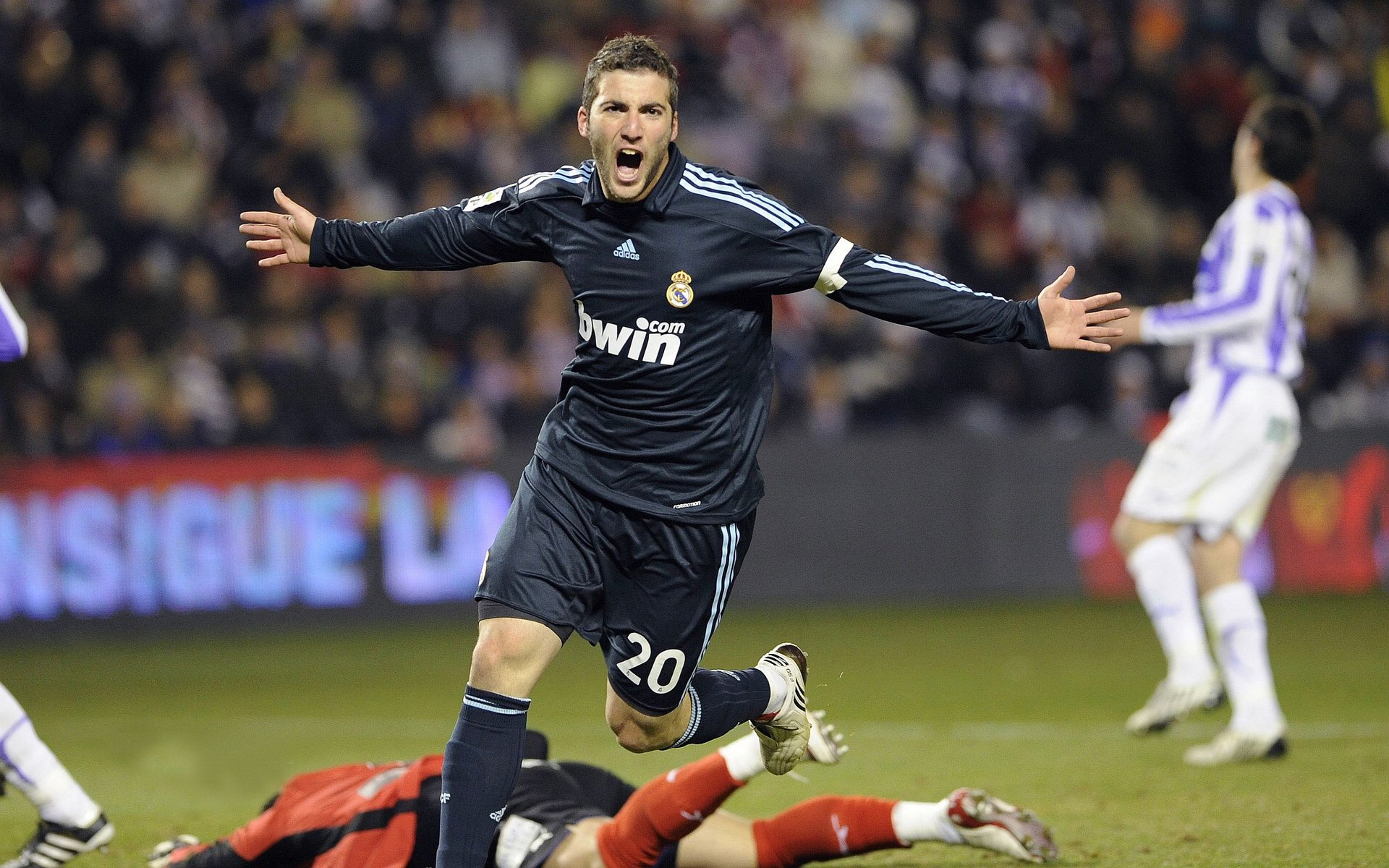 末节之王与节奏大师，梅西的接管艺术与乌克兰智慧如何重塑现代足球